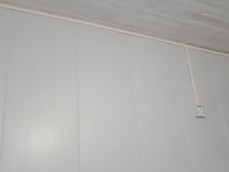 電路明線安裝:一般線路維修的時(shí)候首先肯定是尋找出問(wèn)題的地方，這個(gè)過(guò)程跟明線暗線沒(méi)有太大的關(guān)系，就算是線壞了，電工也不會(huì)靠肉眼去找，都是要借助儀器的。暗線雖然被埋在墻里或地下，但是所有的電線都使用了穿線管，把舊線拉出來(lái)?yè)Q上新線還是可以的，而且維修后表面也不會(huì)出現(xiàn)痕跡，只是過(guò)程比較麻煩。 而明線的布線方法首先需要看電線的走線位置，將前面擋住的物體移開(kāi)，然后維修電線，整個(gè)過(guò)程相當(dāng)于重新安裝了一次電線，存在區(qū)別的是明線維修后會(huì)留下痕跡。