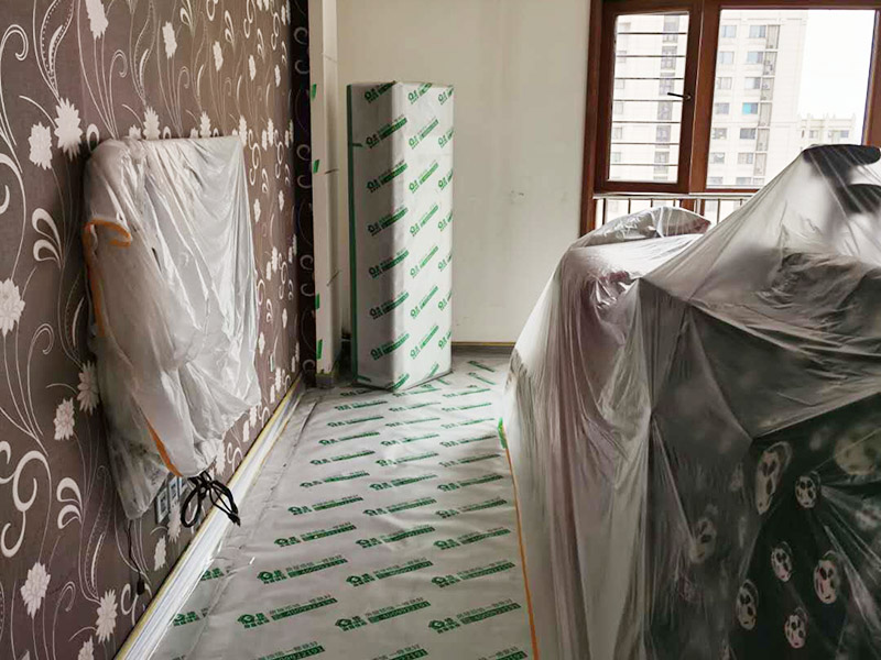 家具成品保護：各類裝修物料的進場、建筑裝修的清理都必須經(jīng)過入戶門。在對物品進行搬運時，難免會與入戶門發(fā)生磕碰及摩擦。因此，在進行成品保護時，我們首先要做好入戶門的保護。 　　建議，在裝修開工前知道家具家電進場，都應當使用成品保護膜將入戶門進行包裹。 進行裝修施工時，磁環(huán)邊鋪邊勾縫，在崗鋪設的瓷磚、地板上堆放雜物、走動踩踏，地板沒有使用成品保護膜覆蓋等都會影響瓷磚及地板的鋪貼效果，使瓷磚出現(xiàn)施工質(zhì)量問題。
