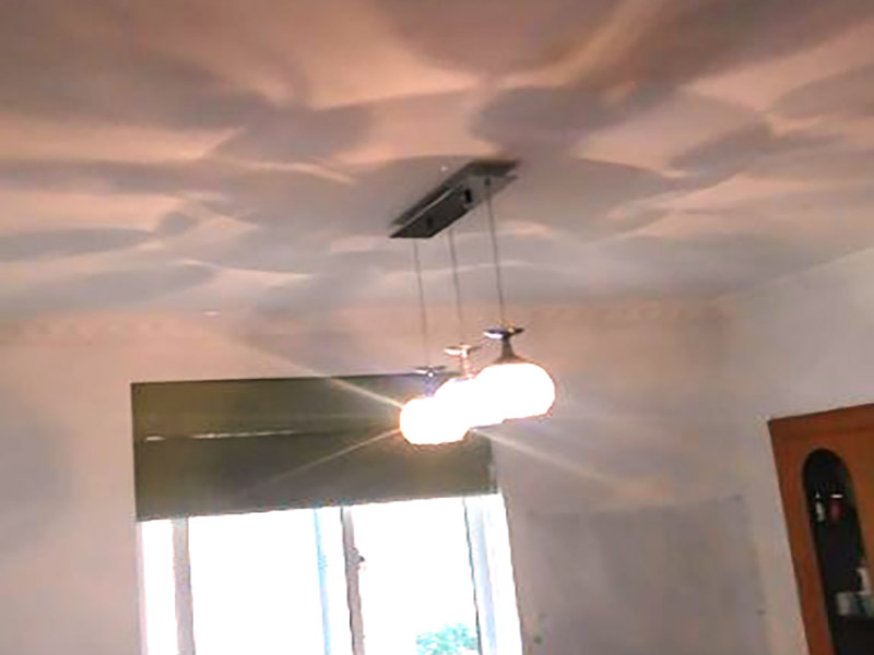 餐廳吊燈安裝：與吸頂燈類似，吊燈固定首先也要畫出鉆孔點，使用沖擊鉆打孔，再將膨脹螺絲打進孔。值得注意的，由于吊燈的負重一般大于吸頂燈，要先使用金屬掛板或吊鉤固定頂棚，再連接吊燈底座，這樣能使吊燈的安裝更牢固。