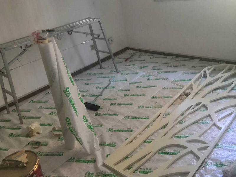 全屋成品保護方案：入戶門扇用公司統(tǒng)一的門貼進行全面包裹保護，用透明膠帶將保護膜粘貼牢固平整。用標準保護膜將門框三面保護完整并固定牢固。工程完工后拆除保護膜時如果有粘貼時的膠痕，應用酒精或?qū)Ｓ玫那逦蹌┣宄z痕。 水電施工前，除必須用的開關(guān)和每個房間留一個施工用電插座，將其它開關(guān)面板、插座全部拆除后保管好。對已拆除的開關(guān)面板、插座線盒用藍色保護蓋進行保護。墻面批刮墻襯時，將藍色保護蓋拆除，批刮完后將保護蓋安裝好。墻面鋪貼瓷磚時，將藍色保護蓋拆除，待貼完瓷磚后將保護蓋安裝好。