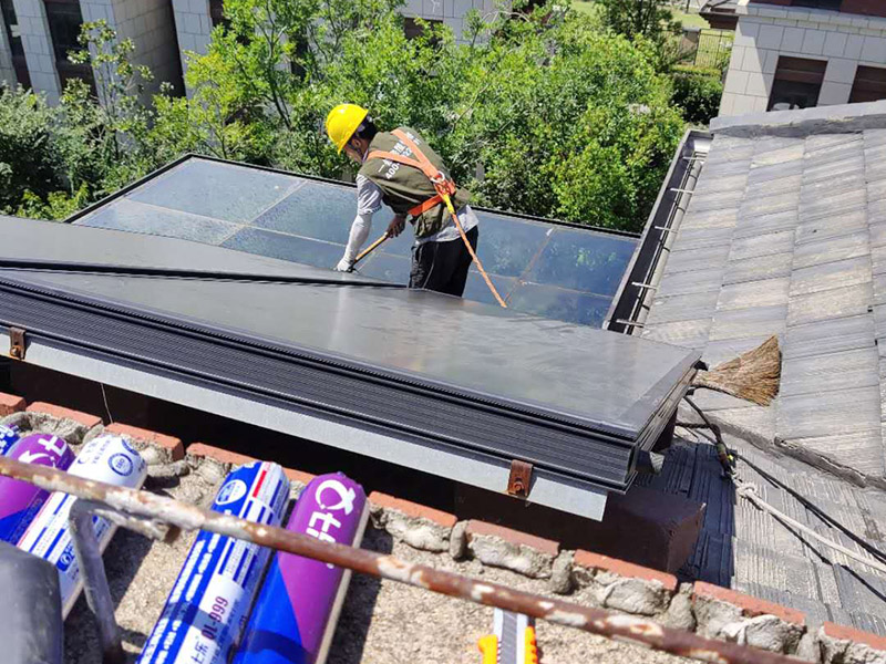 屋頂排水溝維修：檢查排水溝的接縫有沒(méi)有漏洞?？梢杂门c排水溝材質(zhì)相同的金屬片來(lái)修補(bǔ)小洞。大多數(shù)排水溝用的是鋁或銅。使用不同的金屬來(lái)修補(bǔ)排水溝將會(huì)出現(xiàn)腐蝕現(xiàn)象。在損壞的區(qū)域涂上厚厚的一層屋頂粘合劑，然后將補(bǔ)片按壓在合適的位置，并按排水溝的形狀彎曲補(bǔ)片。將更多的屋頂粘合劑涂抹在補(bǔ)片邊緣以起到隔水作用。