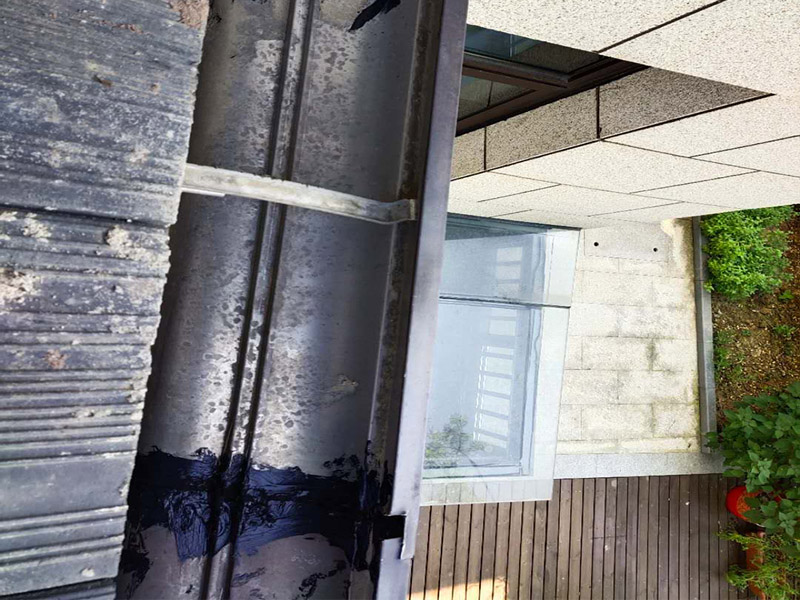 雨水溝局部防水：屋頂防水層無論采用哪種形式和du材料，均構(gòu)成整個(gè)屋頂?shù)姆浪潘到y(tǒng)，一切所需要的管道、煙道、排水孔、預(yù)埋鐵件及支柱等出屋頂?shù)脑O(shè)施。 均應(yīng)在做屋頂防水層時(shí)妥善處理好其節(jié)點(diǎn)構(gòu)造，特別要注意與土壤的連接部分和排水溝水流終止的部分。整體剛性防水層往往因這些細(xì)小的構(gòu)造節(jié)點(diǎn)處理不當(dāng)，而造成整個(gè)屋頂防水的失敗。 第一層做柔性防水，第二層做砂漿防水，作為bai一層保護(hù)層。 屋頂防水不能使用單一的防水材料，必須剛?cè)峤Y(jié)合施工，柔性防水拉伸度好，稍微有點(diǎn)沉降或者變形都不會(huì)破壞防水層。