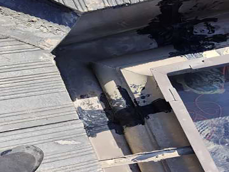 雨水溝局部防水：屋頂防水層無論采用哪種形式和du材料，均構(gòu)成整個(gè)屋頂?shù)姆浪潘到y(tǒng)，一切所需要的管道、煙道、排水孔、預(yù)埋鐵件及支柱等出屋頂?shù)脑O(shè)施。 均應(yīng)在做屋頂防水層時(shí)妥善處理好其節(jié)點(diǎn)構(gòu)造，特別要注意與土壤的連接部分和排水溝水流終止的部分。整體剛性防水層往往因這些細(xì)小的構(gòu)造節(jié)點(diǎn)處理不當(dāng)，而造成整個(gè)屋頂防水的失敗。 第一層做柔性防水，第二層做砂漿防水，作為bai一層保護(hù)層。 屋頂防水不能使用單一的防水材料，必須剛?cè)峤Y(jié)合施工，柔性防水拉伸度好，稍微有點(diǎn)沉降或者變形都不會(huì)破壞防水層。