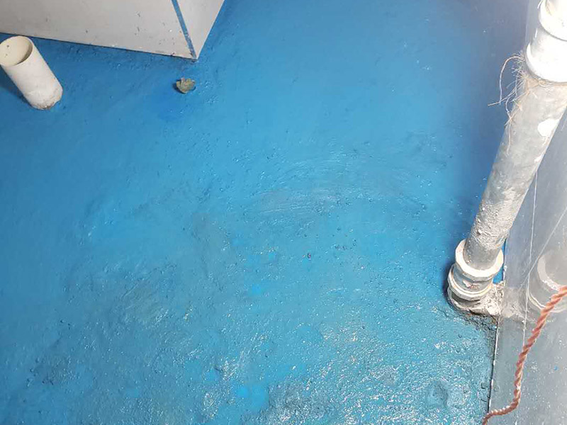 衛(wèi)生間地面防水:1、基層清理干凈，原墻地面表面要堅(jiān)實(shí)，不應(yīng)有起沙、掉灰或空鼓。 2、對(duì)上下水管根部清理并進(jìn)行堵漏處理。 3、用10-15㎜寬美紋紙根據(jù)墻面設(shè)計(jì)施工高度粘貼輪廓線。 4、第一遍乳液涂刷施工，順序從上至下，從里到外，不得漏刷。 5、干燥24小時(shí)后，涂刷第二遍乳液，使兩遍乳液形成完整的防水層。 6、干燥24小時(shí)后，做24小時(shí)閉水試驗(yàn)，放水高度不低于30㎜，24小時(shí)內(nèi)無滲漏為合格。 7、表面水泥灰漿拉毛后，可以直接貼磚施工。