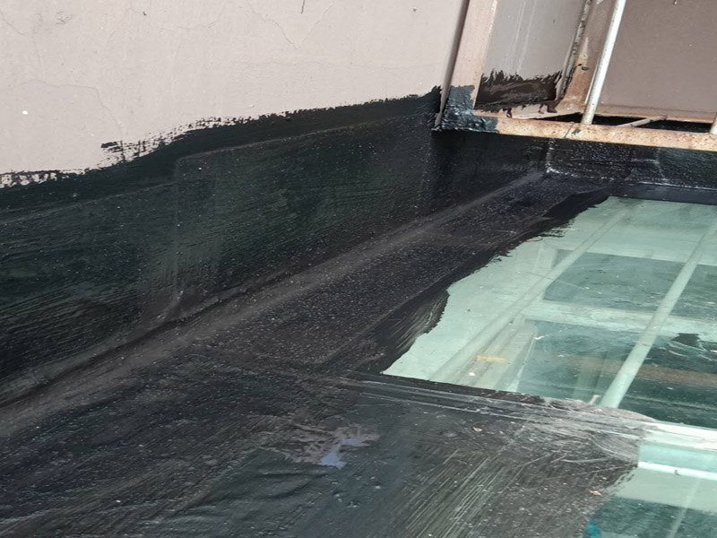 陽光房墻角防水：墻壁上的粉刷層在陽光的暴曬下，涂料逐漸脫落、松動(dòng)，之前打在墻面及玻璃連接處的膠縫就慢慢起皮、脫落，最后產(chǎn)生了裂縫造成漏水現(xiàn)象。陽光房用膠對(duì)防水起著非常重要的作用，陽光房框架頂部覆蓋物之間接縫處，立面門窗和框架相接處依靠的就是結(jié)構(gòu)膠、耐候膠和硅膠防水處理，質(zhì)量差的膠防水效果很差，禁不住陽光或雨水的浸泡和日曬，時(shí)間一長容易出現(xiàn)老化導(dǎo)致陽光房漏水。 陽光房框架完工后，如有與墻體連接的地方，一定要把原墻體上的涂料鏟除掉，膠與墻體才能牢固連接。最好在打膠后，在覆蓋物上方的墻體上開槽，裝上擋雨板，確保雙層防水不滲漏。