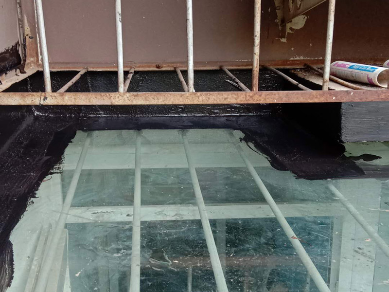 陽光房墻角防水：墻壁上的粉刷層在陽光的暴曬下，涂料逐漸脫落、松動(dòng)，之前打在墻面及玻璃連接處的膠縫就慢慢起皮、脫落，最后產(chǎn)生了裂縫造成漏水現(xiàn)象。陽光房用膠對(duì)防水起著非常重要的作用，陽光房框架頂部覆蓋物之間接縫處，立面門窗和框架相接處依靠的就是結(jié)構(gòu)膠、耐候膠和硅膠防水處理，質(zhì)量差的膠防水效果很差，禁不住陽光或雨水的浸泡和日曬，時(shí)間一長容易出現(xiàn)老化導(dǎo)致陽光房漏水。 陽光房框架完工后，如有與墻體連接的地方，一定要把原墻體上的涂料鏟除掉，膠與墻體才能牢固連接。最好在打膠后，在覆蓋物上方的墻體上開槽，裝上擋雨板，確保雙層防水不滲漏。