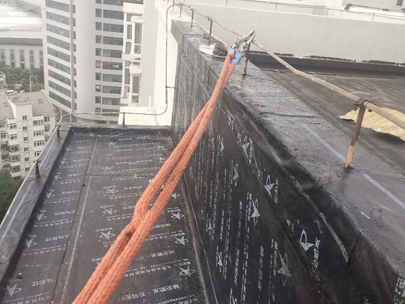 陽臺(tái)屋頂鋪防水：首先為陽臺(tái)封裝防水，由于是防水工作的第一道防線，因此是千萬不可馬虎的，在做陽臺(tái)封裝時(shí)，在選材方面就需要選擇防水防潮的材料，在施工過程中應(yīng)注意做好密閉，若沒有做好封裝的話，陽臺(tái)的防水將會(huì)大打折扣。 在鋪設(shè)前用天驕廠家推薦的基材處理劑需均勻涂刷需要鋪設(shè)的所有屋面；將準(zhǔn)備好的改性瀝青防水卷材鋪設(shè)在屋頂?shù)谋砻?，具體的尺寸根據(jù)實(shí)際的應(yīng)用要求；防水膜安裝應(yīng)采用氣缸式丙烷烤燈，剪裁應(yīng)使用專業(yè)的切割工具。一切準(zhǔn)備完成后將卷材放置在正確的位置，然后將其重新卷好，注意不要改變鋪設(shè)方向。