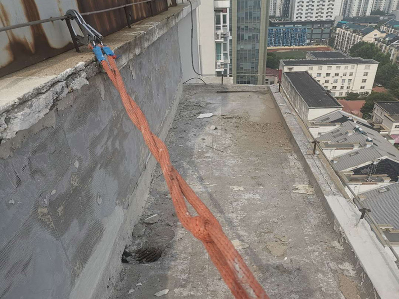 陽臺(tái)屋頂鋪防水：首先為陽臺(tái)封裝防水，由于是防水工作的第一道防線，因此是千萬不可馬虎的，在做陽臺(tái)封裝時(shí)，在選材方面就需要選擇防水防潮的材料，在施工過程中應(yīng)注意做好密閉，若沒有做好封裝的話，陽臺(tái)的防水將會(huì)大打折扣。 在鋪設(shè)前用天驕廠家推薦的基材處理劑需均勻涂刷需要鋪設(shè)的所有屋面；將準(zhǔn)備好的改性瀝青防水卷材鋪設(shè)在屋頂?shù)谋砻?，具體的尺寸根據(jù)實(shí)際的應(yīng)用要求；防水膜安裝應(yīng)采用氣缸式丙烷烤燈，剪裁應(yīng)使用專業(yè)的切割工具。一切準(zhǔn)備完成后將卷材放置在正確的位置，然后將其重新卷好，注意不要改變鋪設(shè)方向。