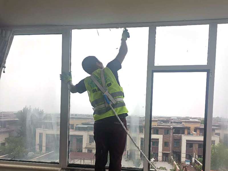 陽臺(tái)屋頂鋪防水：首先為陽臺(tái)封裝防水，由于是防水工作的第一道防線，因此是千萬不可馬虎的，在做陽臺(tái)封裝時(shí)，在選材方面就需要選擇防水防潮的材料，在施工過程中應(yīng)注意做好密閉，若沒有做好封裝的話，陽臺(tái)的防水將會(huì)大打折扣。 在鋪設(shè)前用天驕廠家推薦的基材處理劑需均勻涂刷需要鋪設(shè)的所有屋面；將準(zhǔn)備好的改性瀝青防水卷材鋪設(shè)在屋頂?shù)谋砻?，具體的尺寸根據(jù)實(shí)際的應(yīng)用要求；防水膜安裝應(yīng)采用氣缸式丙烷烤燈，剪裁應(yīng)使用專業(yè)的切割工具。一切準(zhǔn)備完成后將卷材放置在正確的位置，然后將其重新卷好，注意不要改變鋪設(shè)方向。