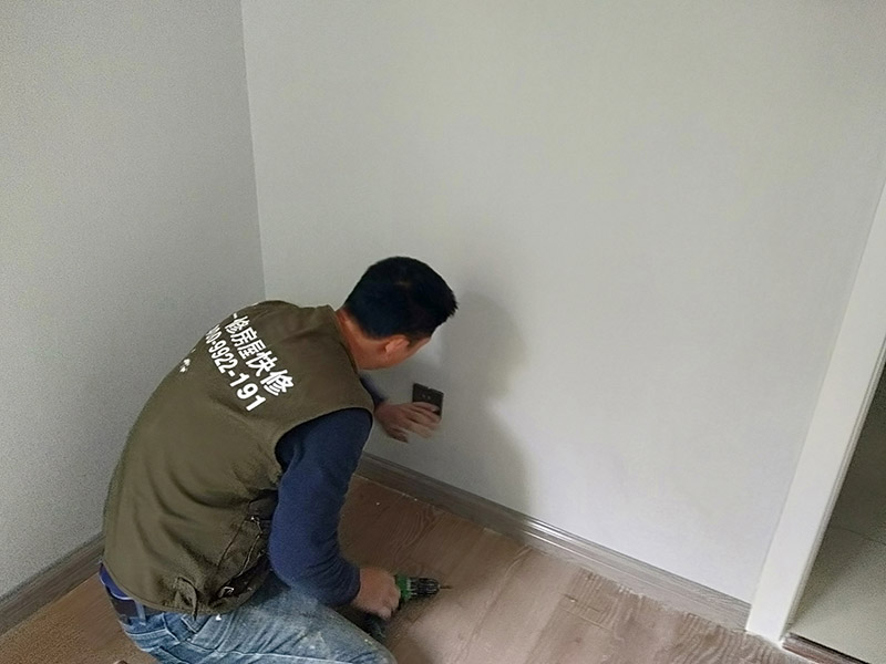 開關(guān)插座面板安裝:開關(guān)插座安裝在木工油漆工等之后進(jìn)行，而久置的底盒子難免堆積大量灰塵。在安裝時(shí)先對開關(guān)插座底盒進(jìn)行清潔，特別是將盒內(nèi)的灰塵雜質(zhì)清理干凈，并用濕布將盒內(nèi)殘存灰塵擦除。將盒子內(nèi)甩出的導(dǎo)線由塑料臺的出線孔中穿出，再把塑料臺緊貼于墻面用螺絲固定在盒子上。固定好后，將導(dǎo)線按各自的位置從開關(guān)插座的線孔中穿出，按接線要求將導(dǎo)線壓牢。 　　最后將開關(guān)或插座貼于塑料臺上，找正并用螺絲固定牢，蓋上裝飾板。