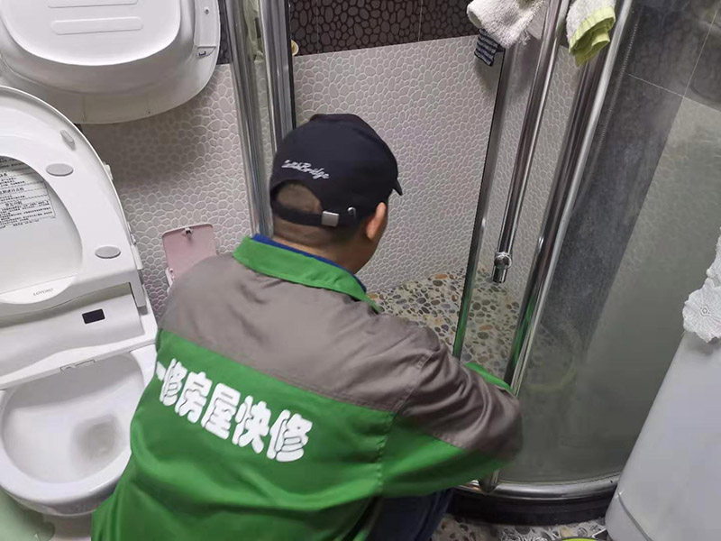 浴室家具安裝：安裝底座，布好排水管，將保溫材料貼到浴缸上后將浴缸卡進(jìn)浴缸底座里，并做好地面保護(hù)。按照?qǐng)D紙?jiān)诟髅姘搴吞旎ㄉ献龊酶鞑考亩ㄎ婚_(kāi)孔，然后將吸頂燈先裝上天花面板上，將保溫材料用雙面膠貼好，并打上玻璃膠，起墻面保溫作用，并事先將花灑桿等部件固定到面板上。電氣設(shè)備的安裝。換氣扇接線，肩湯，腰湯接線，安裝隔板，安裝鏡子和水栓；清掃干凈，再打膠。將安裝過(guò)程中的灰塵擦拭干凈之后，地面，天花角需要打上膠，防止有走光現(xiàn)象。之后再安裝壓條，并再次擦拭干凈。