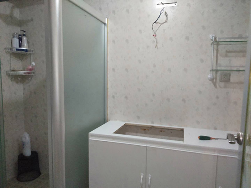 浴室家具安裝：安裝底座，布好排水管，將保溫材料貼到浴缸上后將浴缸卡進(jìn)浴缸底座里，并做好地面保護(hù)。按照?qǐng)D紙?jiān)诟髅姘搴吞旎ㄉ献龊酶鞑考亩ㄎ婚_(kāi)孔，然后將吸頂燈先裝上天花面板上，將保溫材料用雙面膠貼好，并打上玻璃膠，起墻面保溫作用，并事先將花灑桿等部件固定到面板上。電氣設(shè)備的安裝。換氣扇接線，肩湯，腰湯接線，安裝隔板，安裝鏡子和水栓；清掃干凈，再打膠。將安裝過(guò)程中的灰塵擦拭干凈之后，地面，天花角需要打上膠，防止有走光現(xiàn)象。之后再安裝壓條，并再次擦拭干凈。