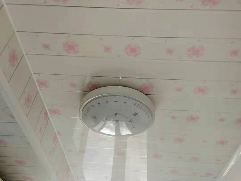 浴室燈具安裝：對于浴室燈具安裝的高度來說，一般規(guī)定是燈具安裝高度不低于2米，當燈具安裝高度低于2.4米時，其燈具外殼的金屬體必須接零或接地可靠。而在浴室中一般是站著照鏡子的，所以浴室鏡下方離地面的高度至少要有135cm的距離，而燈具的安裝也應該滿足浴室鏡高度的要求。如果家庭成員間的身高差距比較大，特別是有孩子的家庭中，可以適當的調整浴室鏡的高度。因為浴室是用水頻繁的地方，因而浴室燈具選擇上，盡可能的實用性為主。燈具的造型并且要以安全為主，確保安全衛(wèi)浴每一天。