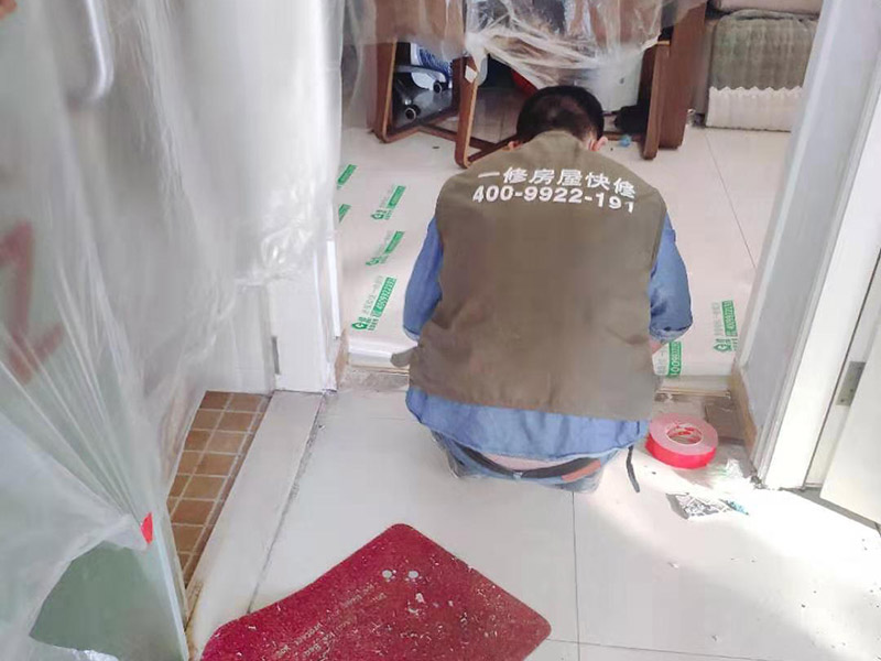 家具保護措施：入戶門扇用公司統(tǒng)一的門貼進行全面包裹保護，用透明膠帶將保護膜粘貼牢固平整。 用標準保護膜將門框三面保護完整并固定牢固。 工程完工后拆除保護膜時如果有粘貼時的膠痕，應(yīng)用酒精或?qū)Ｓ玫那逦蹌┣宄z痕。 用標準保護膜按下水管直徑的四倍的邊長裁成正方形，將保護膜雙層固定在下水口的正上方，用透明膠帶沿下水管的外徑進行固定。 木地板施工前，將地面用吸塵器清理干凈。木地板施工后，用產(chǎn)品自帶的防潮墊或標準保護在通道鋪貼進行保護。