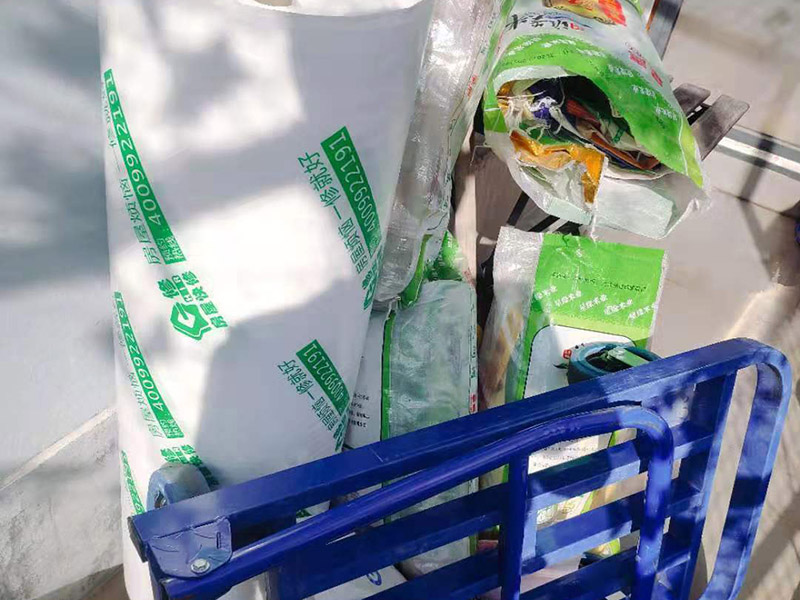 家具保護措施：入戶門扇用公司統(tǒng)一的門貼進行全面包裹保護，用透明膠帶將保護膜粘貼牢固平整。 用標準保護膜將門框三面保護完整并固定牢固。 工程完工后拆除保護膜時如果有粘貼時的膠痕，應(yīng)用酒精或?qū)Ｓ玫那逦蹌┣宄z痕。 用標準保護膜按下水管直徑的四倍的邊長裁成正方形，將保護膜雙層固定在下水口的正上方，用透明膠帶沿下水管的外徑進行固定。 木地板施工前，將地面用吸塵器清理干凈。木地板施工后，用產(chǎn)品自帶的防潮墊或標準保護在通道鋪貼進行保護。