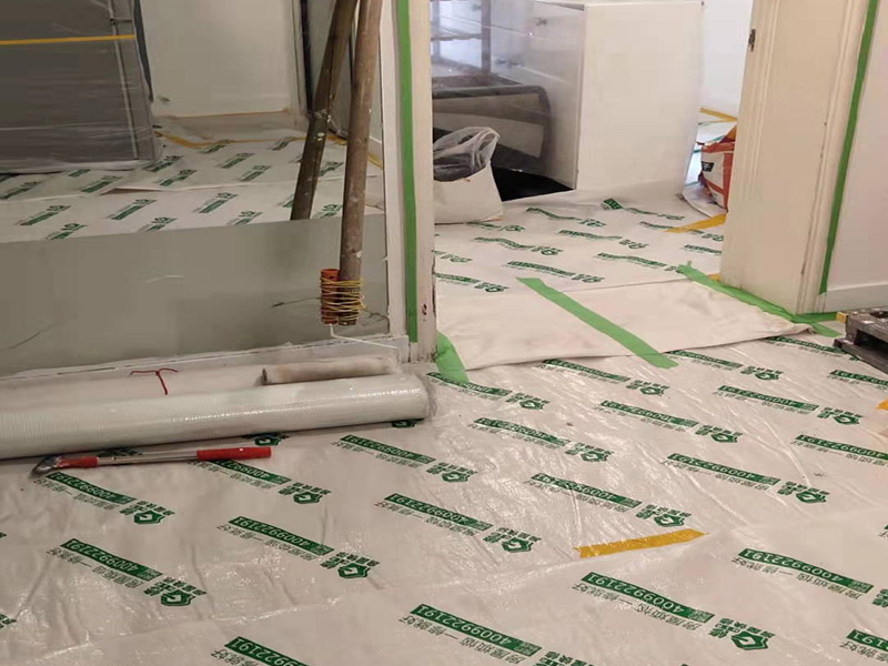 全屋地面保護(hù)案例:瓷磚、地板的鋪貼保護(hù) 瓷磚、地板的鋪裝，也屬于基礎(chǔ)裝修部分，經(jīng)常發(fā)現(xiàn)瓷磚施工時(shí)和施工后都沒有做成品保護(hù)工作，具體的表現(xiàn)有：瓷磚邊鋪邊勾縫、在剛鋪的瓷磚、地板上堆放雜物、剛鋪的瓷磚就在上面走動踩踏、地面瓷磚、地板沒有使用成品保護(hù)膜覆蓋等，這些都會影響瓷磚的鋪貼效果，造成瓷磚的施工質(zhì)量問題。建議： 1、墻地面瓷磚，在鋪貼未干固的情況下，不要急于勾縫，以免人為的造成瓷磚松動、高低不平，影響施工效果。 2、地面瓷磚干固前，不要在上面走動、堆放雜物，以免造成瓷磚松動、高低不平。 3、地面瓷磚鋪貼完后，使用成品保護(hù)膠覆蓋磚面，既可以防止裝修時(shí)的沙子磨傷地面，同時(shí)也能有效的防止油漆涂料等有色液體滴落磚面，造成地面污染。