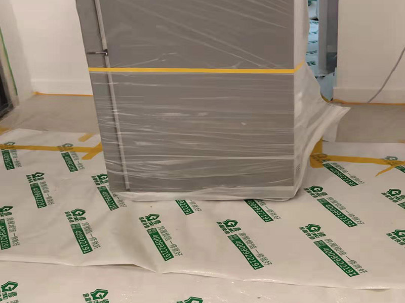 全屋地面保護(hù)案例:瓷磚、地板的鋪貼保護(hù) 瓷磚、地板的鋪裝，也屬于基礎(chǔ)裝修部分，經(jīng)常發(fā)現(xiàn)瓷磚施工時(shí)和施工后都沒有做成品保護(hù)工作，具體的表現(xiàn)有：瓷磚邊鋪邊勾縫、在剛鋪的瓷磚、地板上堆放雜物、剛鋪的瓷磚就在上面走動踩踏、地面瓷磚、地板沒有使用成品保護(hù)膜覆蓋等，這些都會影響瓷磚的鋪貼效果，造成瓷磚的施工質(zhì)量問題。建議： 1、墻地面瓷磚，在鋪貼未干固的情況下，不要急于勾縫，以免人為的造成瓷磚松動、高低不平，影響施工效果。 2、地面瓷磚干固前，不要在上面走動、堆放雜物，以免造成瓷磚松動、高低不平。 3、地面瓷磚鋪貼完后，使用成品保護(hù)膠覆蓋磚面，既可以防止裝修時(shí)的沙子磨傷地面，同時(shí)也能有效的防止油漆涂料等有色液體滴落磚面，造成地面污染。