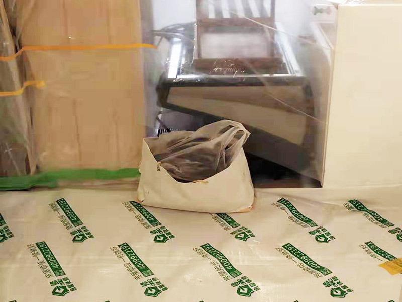 全屋地面保護(hù)案例:瓷磚、地板的鋪貼保護(hù) 瓷磚、地板的鋪裝，也屬于基礎(chǔ)裝修部分，經(jīng)常發(fā)現(xiàn)瓷磚施工時(shí)和施工后都沒有做成品保護(hù)工作，具體的表現(xiàn)有：瓷磚邊鋪邊勾縫、在剛鋪的瓷磚、地板上堆放雜物、剛鋪的瓷磚就在上面走動踩踏、地面瓷磚、地板沒有使用成品保護(hù)膜覆蓋等，這些都會影響瓷磚的鋪貼效果，造成瓷磚的施工質(zhì)量問題。建議： 1、墻地面瓷磚，在鋪貼未干固的情況下，不要急于勾縫，以免人為的造成瓷磚松動、高低不平，影響施工效果。 2、地面瓷磚干固前，不要在上面走動、堆放雜物，以免造成瓷磚松動、高低不平。 3、地面瓷磚鋪貼完后，使用成品保護(hù)膠覆蓋磚面，既可以防止裝修時(shí)的沙子磨傷地面，同時(shí)也能有效的防止油漆涂料等有色液體滴落磚面，造成地面污染。