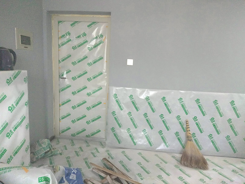 墻面翻新前保護措施：地面瓷磚鋪貼后，用壁紙刀將所有地磚縫隙清理干凈，并保證縫隙深度達到20mm以上。鋪貼完一個自然間后將瓷磚表面清理干凈，用復合保護膜進行保護。保護膜鋪貼平整、干凈整潔，用透明膠帶固定保護膜的邊緣和膜與膜之間接縫的部位。入戶門扇用公司統(tǒng)一的門貼進行全面包裹保護，用透明膠帶將保護膜粘貼牢固平整。用標準保護膜將門框三面保護完整并固定牢固。工程完工后拆除保護膜時如果有粘貼時的膠痕，應用酒精或專用的清污劑清除膠痕。