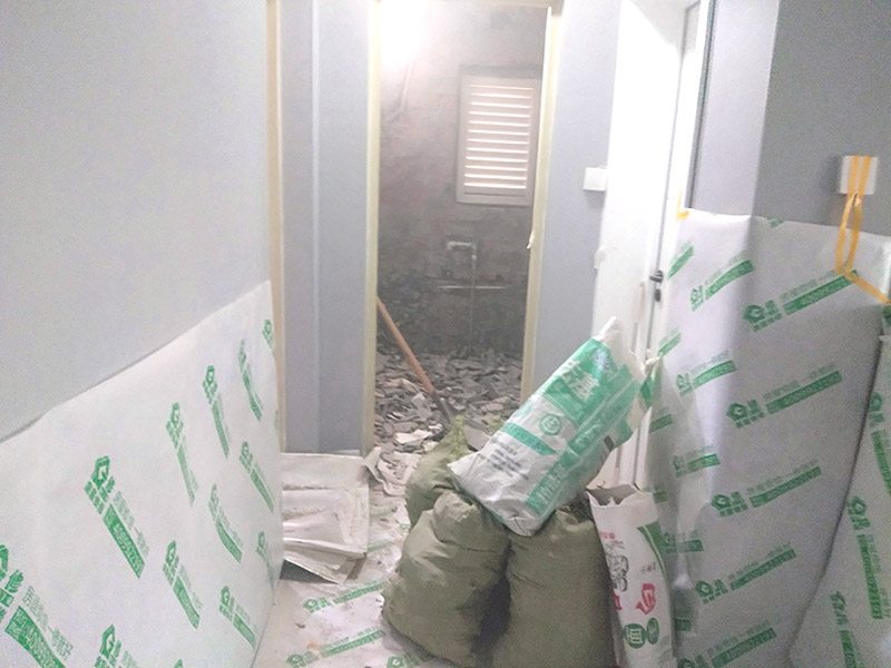 墻面翻新前保護措施：地面瓷磚鋪貼后，用壁紙刀將所有地磚縫隙清理干凈，并保證縫隙深度達到20mm以上。鋪貼完一個自然間后將瓷磚表面清理干凈，用復合保護膜進行保護。保護膜鋪貼平整、干凈整潔，用透明膠帶固定保護膜的邊緣和膜與膜之間接縫的部位。入戶門扇用公司統(tǒng)一的門貼進行全面包裹保護，用透明膠帶將保護膜粘貼牢固平整。用標準保護膜將門框三面保護完整并固定牢固。工程完工后拆除保護膜時如果有粘貼時的膠痕，應用酒精或專用的清污劑清除膠痕。