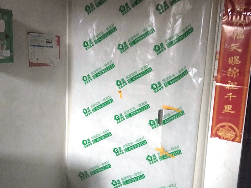 墻面翻新前保護措施：地面瓷磚鋪貼后，用壁紙刀將所有地磚縫隙清理干凈，并保證縫隙深度達到20mm以上。鋪貼完一個自然間后將瓷磚表面清理干凈，用復合保護膜進行保護。保護膜鋪貼平整、干凈整潔，用透明膠帶固定保護膜的邊緣和膜與膜之間接縫的部位。入戶門扇用公司統(tǒng)一的門貼進行全面包裹保護，用透明膠帶將保護膜粘貼牢固平整。用標準保護膜將門框三面保護完整并固定牢固。工程完工后拆除保護膜時如果有粘貼時的膠痕，應用酒精或專用的清污劑清除膠痕。