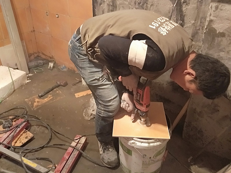 瓷磚開孔施工：瓷磚比較滑，同時也是怕瓷磚容易碎，所以用膠紙封住打孔的位置，以防止鉆頭在瓷磚上面打滑，其次膠紙封住周圍也是為了防止打孔時產生的震動而破壞周圍。先在打孔的位置，用磚頭輕輕的打出一個小坑坑來，或者用釘子磨出一個小洞來，之后再用電鉆打，一邊打一邊用事先準備好的礦泉水瓶裝好的水澆上去，避免打鉆時太熱瓷磚容易碎掉。