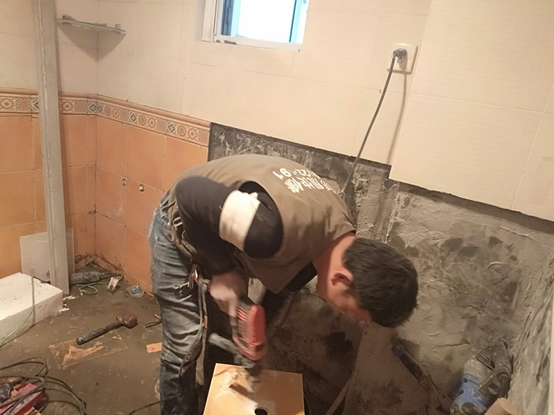 瓷磚開孔施工：瓷磚比較滑，同時也是怕瓷磚容易碎，所以用膠紙封住打孔的位置，以防止鉆頭在瓷磚上面打滑，其次膠紙封住周圍也是為了防止打孔時產生的震動而破壞周圍。先在打孔的位置，用磚頭輕輕的打出一個小坑坑來，或者用釘子磨出一個小洞來，之后再用電鉆打，一邊打一邊用事先準備好的礦泉水瓶裝好的水澆上去，避免打鉆時太熱瓷磚容易碎掉。