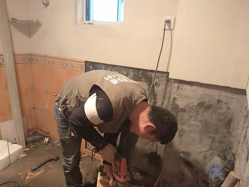 瓷磚開孔施工：瓷磚比較滑，同時也是怕瓷磚容易碎，所以用膠紙封住打孔的位置，以防止鉆頭在瓷磚上面打滑，其次膠紙封住周圍也是為了防止打孔時產生的震動而破壞周圍。先在打孔的位置，用磚頭輕輕的打出一個小坑坑來，或者用釘子磨出一個小洞來，之后再用電鉆打，一邊打一邊用事先準備好的礦泉水瓶裝好的水澆上去，避免打鉆時太熱瓷磚容易碎掉。