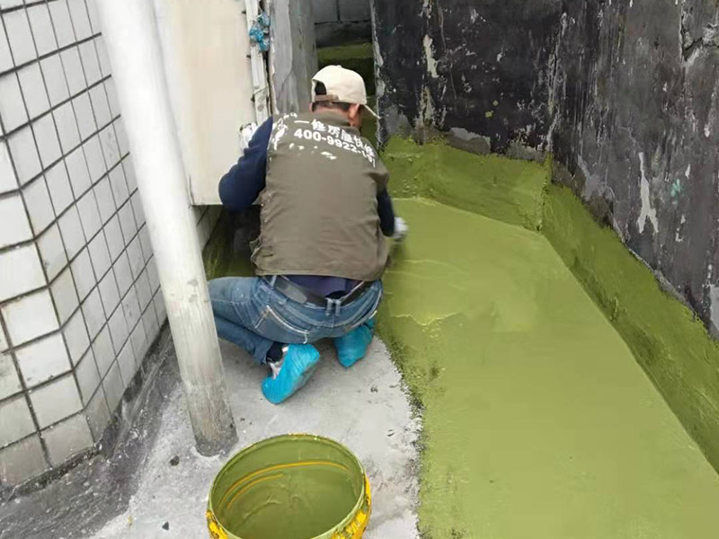 衛(wèi)生間防水方案：清理墻面和地面 在涂刷防水涂層之前，先要清理墻面和地面，同時要用連接的氣泵皮管吹盡陰角處的浮沉。刷防水涂料時先刷墻角部位，交接處應(yīng)有200mm，不得有漏刷情況。 墻角涂刷完成后涂刷墻體：第一遍涂刷墻面時，應(yīng)上下縱向涂刷，第二遍涂刷墻體，應(yīng)左右橫向涂刷。注意、第二遍防水涂料間需要有一定時間間隔，待遍涂料干透后才能進(jìn)行第二遍，具體時間視涂料而定。間隔時間太短，防水的效果會大打折扣。