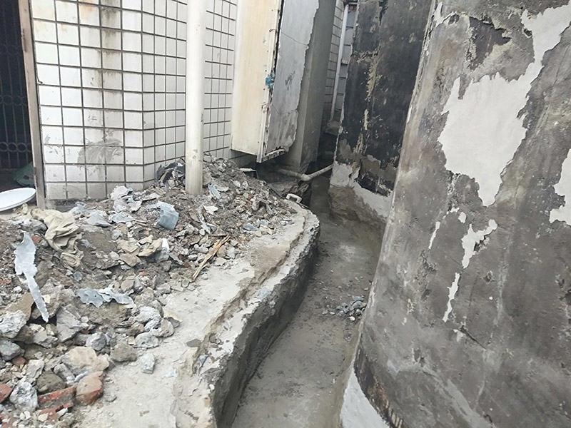 截水溝防水維修：1、確認基面已預處理，管線外露的建議用水泥砂漿包裹覆蓋，尤其要將邊角地面的孔洞補平，并用水將基面充分濕潤（無明水為準）； 2、使用時將A液料組分專倒進包裝桶（或其他容器）內，用慢速電鉆（約400轉/分）攪拌（或人工攪拌），同時慢慢加入配套的粉料組分，攪拌3-5分鐘直至獲得均勻的混合物，靜置5分鐘等活性滲透屬物質熟化后作業(yè)可獲得較好的效果；