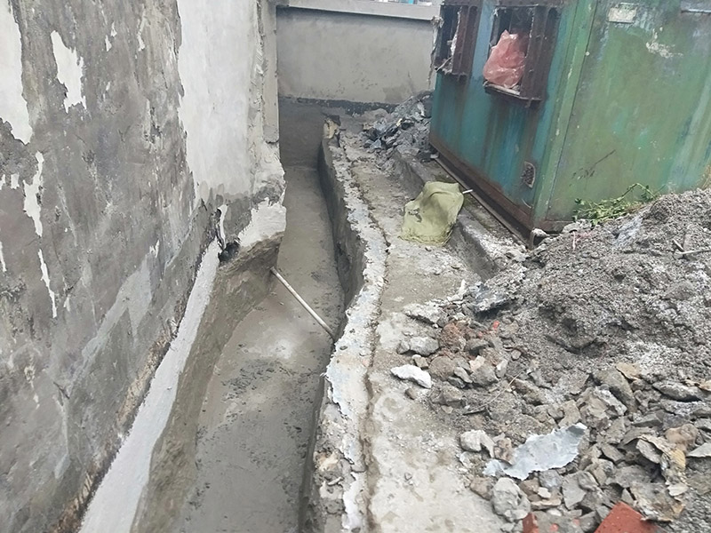 截水溝防水維修：1、確認基面已預處理，管線外露的建議用水泥砂漿包裹覆蓋，尤其要將邊角地面的孔洞補平，并用水將基面充分濕潤（無明水為準）； 2、使用時將A液料組分專倒進包裝桶（或其他容器）內，用慢速電鉆（約400轉/分）攪拌（或人工攪拌），同時慢慢加入配套的粉料組分，攪拌3-5分鐘直至獲得均勻的混合物，靜置5分鐘等活性滲透屬物質熟化后作業(yè)可獲得較好的效果；