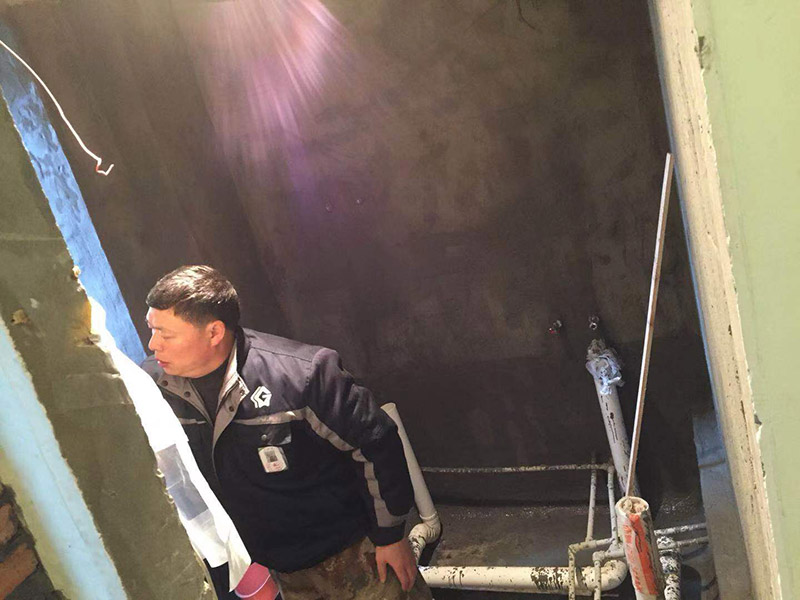 廁所墻面防水：1、假如衛(wèi)生間墻面防水高度做的太低，長期的沐浴會成才墻體浸透、容易造成墻體發(fā)霉，墻面脫落，失去防水性能。 2、一般非淋浴墻的高度是1.5米左右就好，但是為了強化防水的作用，也可以做高到1.8米，但是這樣成本要高，然而對于衛(wèi)生間的改造的輕墻體，最哈把防水高度做到頂部。 首先要找平，如果是要更換衛(wèi)生間瓷磚，要將原來的瓷磚砸掉之后，在用水泥砂漿把地面找平，然后在做防水出來，這樣就可以避免防水涂料太薄造成漏水。在做防水時接縫處要刷到位，衛(wèi)生間墻面之間的接縫要以上下水管道地面的接縫是最容易出現(xiàn)問題