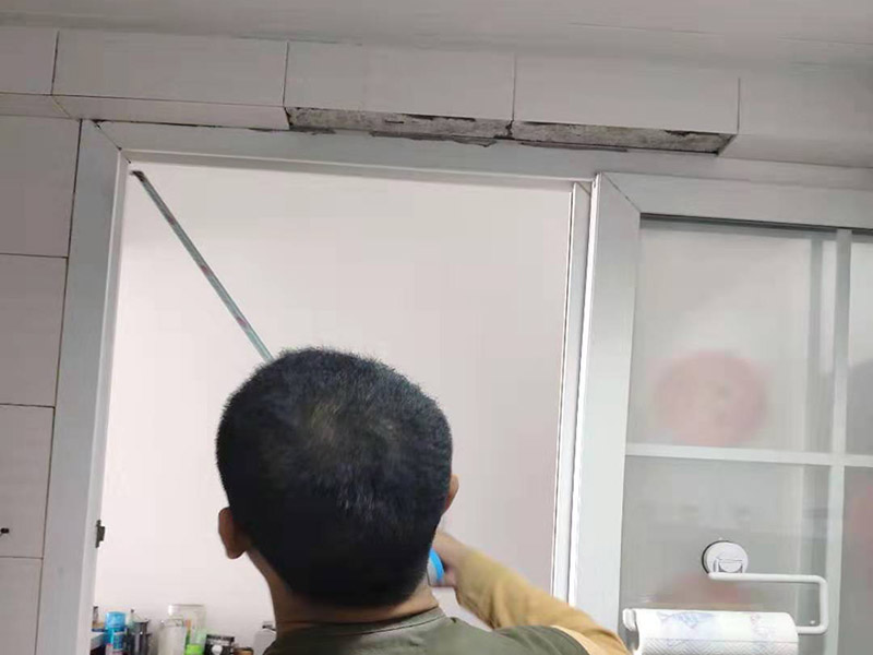 廚房門框瓷磚維修：干鋪法是將沙子和水泥按照3：1的比例混合后兌少量的水，使水泥和沙子混合到可以用手攥成團(tuán)的黏稠度。將混合好的沙子水泥鋪在地面上，用一個平板把表面摸平。在瓷磚背面抹上黏稠度非常高的水泥，把瓷磚放到地面上，用橡皮錘敲實就完成了,主要用于地面瓷磚的鋪裝.。然后涂抹到用水浸泡好的瓷磚背面貼到墻面上。濕鋪發(fā)主要應(yīng)用與墻面。干鋪對瓦工的技術(shù)要求高，砂漿的厚度大，因此造價就高，當(dāng)然干鋪法地磚平整，不易變形，不易空鼓，效果好。濕鋪法因為砂漿中水分較多，凝固過程中水分蒸發(fā)，很容易出現(xiàn)一些小氣泡，使地磚與砂漿之間出現(xiàn)空隙，從而造成空鼓現(xiàn)象。