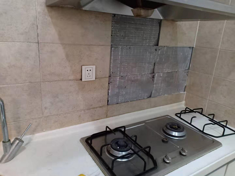 廚房墻面瓷磚空鼓：瓷磚的中間位置出現(xiàn)空鼓情況，這種情況就需要將這塊瓷磚撬下來重新鋪設了。具體要采取從瓷磚中間部分開砸，但是不能從中間直接砸，可以使用小型水鉆先開個孔，再使用工具慢慢的向四周蔓延的方式來撬開瓷磚，避免將周邊的額瓷磚損壞。空鼓程度較嚴重、瓷磚已經(jīng)完全松動甚至脫落，說明瓷磚下的水泥砂漿層與墻面基層(或地面基層)也發(fā)生了松動&ldquo;脫層&rdquo;，此時可以用鏟刀等工具清理掉水泥砂漿層，重新涂抹水泥砂漿后鋪貼瓷磚。