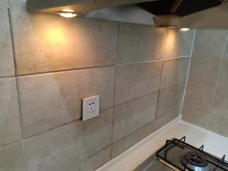 廚房墻面瓷磚空鼓：瓷磚的中間位置出現(xiàn)空鼓情況，這種情況就需要將這塊瓷磚撬下來重新鋪設了。具體要采取從瓷磚中間部分開砸，但是不能從中間直接砸，可以使用小型水鉆先開個孔，再使用工具慢慢的向四周蔓延的方式來撬開瓷磚，避免將周邊的額瓷磚損壞?？展某潭容^嚴重、瓷磚已經(jīng)完全松動甚至脫落，說明瓷磚下的水泥砂漿層與墻面基層(或地面基層)也發(fā)生了松動&ldquo;脫層&rdquo;，此時可以用鏟刀等工具清理掉水泥砂漿層，重新涂抹水泥砂漿后鋪貼瓷磚。