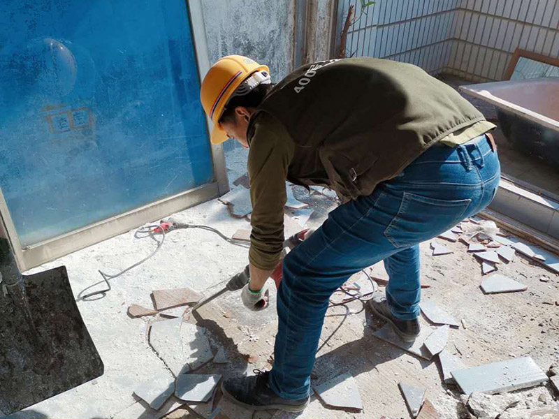 瓷磚拆除建渣處理：首先將拆除建筑物、房屋裝修和改造道路中產(chǎn)生的建筑垃圾用車運(yùn)到處理場(chǎng)所，然后，用人工的辦法將建筑垃圾中的可直接再生利用的物質(zhì)，如金屬材料、木質(zhì)類材料和塑料類材料分選歸類，直接供給相應(yīng)的公司進(jìn)行處理。