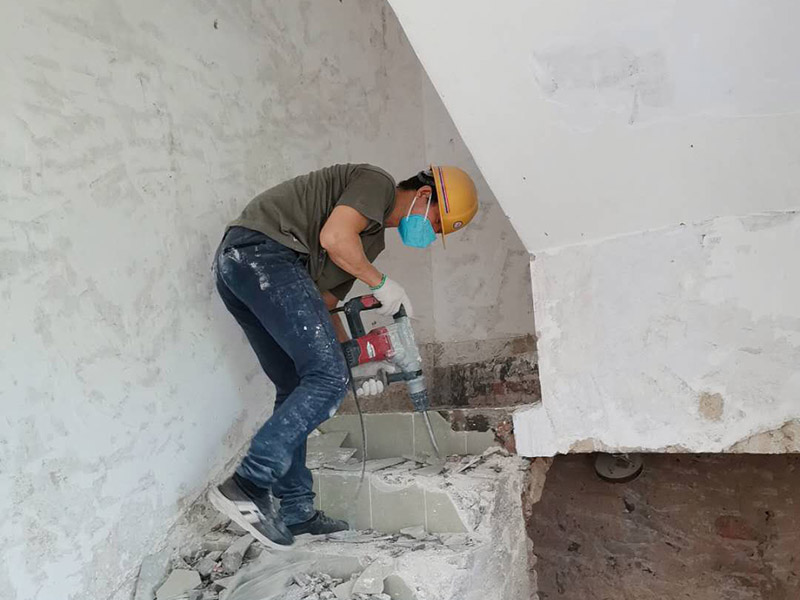 瓷磚拆除建渣處理：首先將拆除建筑物、房屋裝修和改造道路中產(chǎn)生的建筑垃圾用車運(yùn)到處理場(chǎng)所，然后，用人工的辦法將建筑垃圾中的可直接再生利用的物質(zhì)，如金屬材料、木質(zhì)類材料和塑料類材料分選歸類，直接供給相應(yīng)的公司進(jìn)行處理。