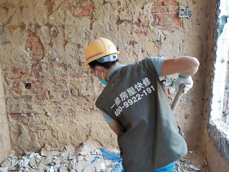 瓷磚拆除建渣處理：首先將拆除建筑物、房屋裝修和改造道路中產(chǎn)生的建筑垃圾用車運(yùn)到處理場(chǎng)所，然后，用人工的辦法將建筑垃圾中的可直接再生利用的物質(zhì)，如金屬材料、木質(zhì)類材料和塑料類材料分選歸類，直接供給相應(yīng)的公司進(jìn)行處理。