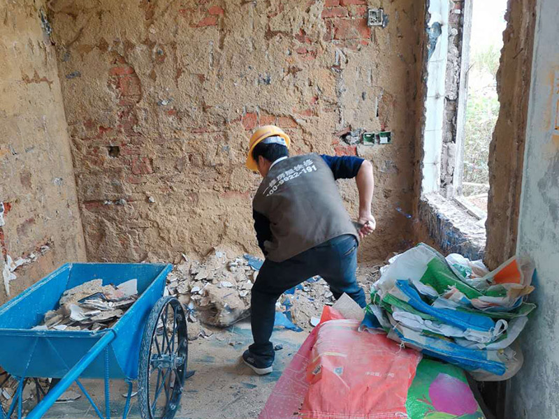 瓷磚拆除建渣處理：首先將拆除建筑物、房屋裝修和改造道路中產(chǎn)生的建筑垃圾用車運(yùn)到處理場(chǎng)所，然后，用人工的辦法將建筑垃圾中的可直接再生利用的物質(zhì)，如金屬材料、木質(zhì)類材料和塑料類材料分選歸類，直接供給相應(yīng)的公司進(jìn)行處理。