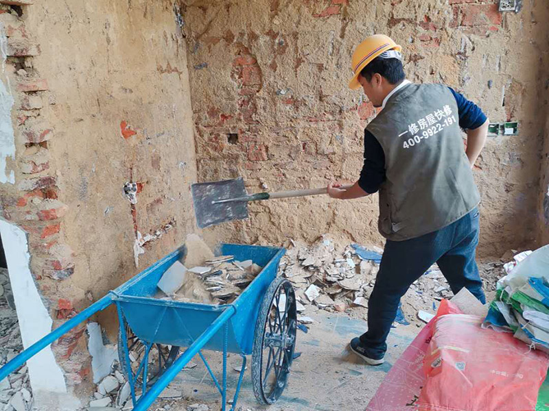 瓷磚拆除建渣處理：首先將拆除建筑物、房屋裝修和改造道路中產(chǎn)生的建筑垃圾用車運(yùn)到處理場(chǎng)所，然后，用人工的辦法將建筑垃圾中的可直接再生利用的物質(zhì)，如金屬材料、木質(zhì)類材料和塑料類材料分選歸類，直接供給相應(yīng)的公司進(jìn)行處理。