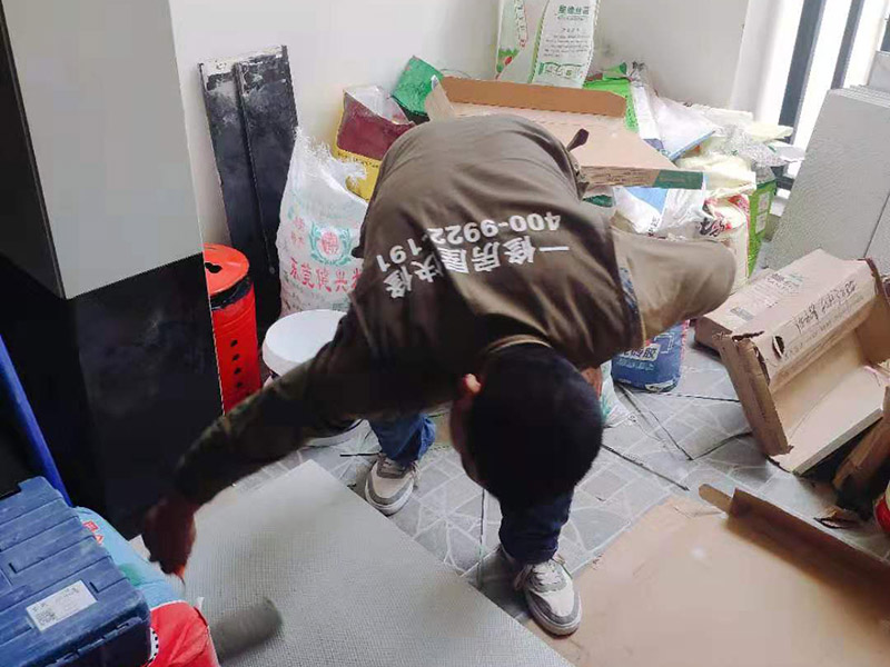 瓷磚刷背膠施工：基面的要求是要平整堅(jiān)固，不能有起砂、裂縫、劃痕、凹凸不平等缺陷，基面也不能有灰塵、污漬等等。如果基面不平整，帶有污漬，建議大家應(yīng)分別采用家樂邦界面劑、膩?zhàn)臃鄣扔枰蕴啄z（松散基面）、拉毛（光滑基面）或找平處理。攪拌均勻后，需要對(duì)基面用水進(jìn)行噴濕，要全部濕潤(rùn)但不能有明水。之后我們?cè)儆谬X形刮板將瓷磚膠均勻涂抹于墻面和瓷磚背面上，在刮涂中我們要保證齒形刮板與基面角度一致，每次約涂抹1－2平方，然后由下到上將瓷磚揉壓上即可。