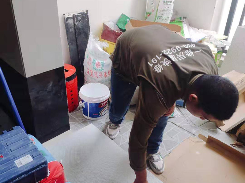 瓷磚刷背膠施工：基面的要求是要平整堅(jiān)固，不能有起砂、裂縫、劃痕、凹凸不平等缺陷，基面也不能有灰塵、污漬等等。如果基面不平整，帶有污漬，建議大家應(yīng)分別采用家樂邦界面劑、膩?zhàn)臃鄣扔枰蕴啄z（松散基面）、拉毛（光滑基面）或找平處理。攪拌均勻后，需要對(duì)基面用水進(jìn)行噴濕，要全部濕潤(rùn)但不能有明水。之后我們?cè)儆谬X形刮板將瓷磚膠均勻涂抹于墻面和瓷磚背面上，在刮涂中我們要保證齒形刮板與基面角度一致，每次約涂抹1－2平方，然后由下到上將瓷磚揉壓上即可。