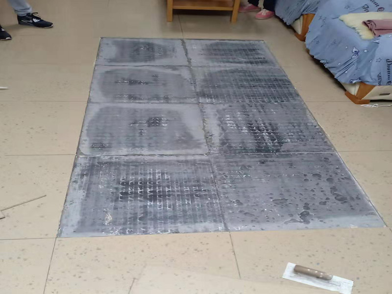 客廳地磚空鼓維修：1、地磚的邊角局部空鼓，可清除地磚空鼓處周邊縫的填嵌物后，灌入水泥膠漿，輕敲地磚空鼓處，讓水泥漿滲入，可修復(fù)空鼓。2、如單塊地磚空鼓，可清除該地磚周邊的填嵌物后，用吸盤(pán)把地磚取出，割除粘貼層，重新粘貼。3、如地磚大面積空鼓，只能全部重新鋪貼了。