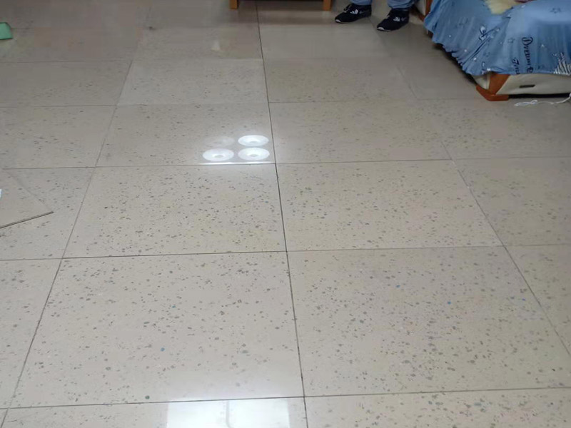 客廳地磚空鼓維修：1、地磚的邊角局部空鼓，可清除地磚空鼓處周邊縫的填嵌物后，灌入水泥膠漿，輕敲地磚空鼓處，讓水泥漿滲入，可修復(fù)空鼓。2、如單塊地磚空鼓，可清除該地磚周邊的填嵌物后，用吸盤(pán)把地磚取出，割除粘貼層，重新粘貼。3、如地磚大面積空鼓，只能全部重新鋪貼了。