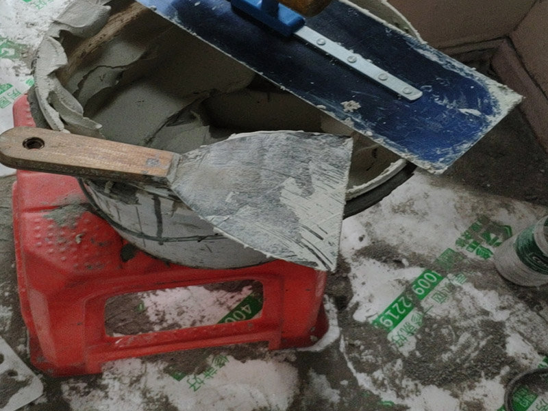 水泥攪拌案例：混凝土至少是水泥、黃沙、石子和水4樣材料拌合而成，在沒有混凝土攪拌機的時代和地方，拌制混凝土是手工完成的。 要求是，在沒有加水以前，要用至少兩把煤楸把干料對翻，干料要反過來翻過去混合共3次，使干料均勻。然后加水，對翻4次，使混凝土飽和不夾生，這就是混凝土工的基本功&ldquo;三干四濕&rdquo;。 1.拌板要放穩(wěn)，要防止混凝土外跑； 2.每盤混凝土的水泥、砂、倉和水要根據(jù)人工攪拌配合比及撲板容量進行計算，各種材料均應過磅，不得用體積比。 3.攪拌順序：先將水泥鋪開，然后與沙子混合攪拌，加上水一直攪拌，直到攪拌的顏色均勻一致即可為止。 4.若摻加外加劑，應按要求調制成的較稀的溶液水同時加入。其是需要注意的是在加入時必須地控制規(guī)定的外加劑摻人員。先把外加劑調制成較稀的溶液，同時應在混凝土的用水量中扣除外加劑溶液的含水量，然后在混凝土攪拌的時間應該相當時，應確保外加劑在混凝土中均勻分布。