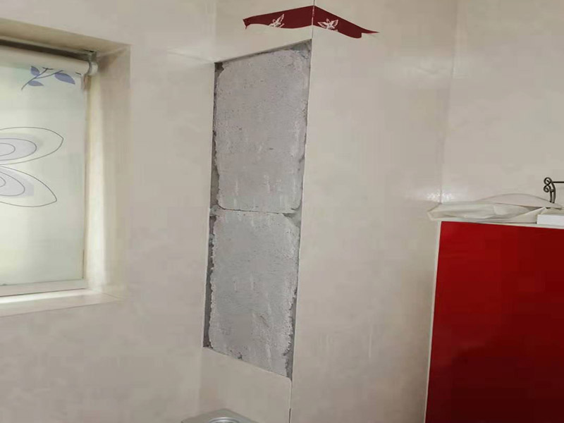 局部墻磚修補(bǔ)：若沙漿連同瓷磚一起掉落，要先在原基礎(chǔ)面上輕輕鑿些毛坑后，再拌有107膠的沙漿重新鑲貼，在基礎(chǔ)面上刷一層后將脫落的瓷磚壓上去，直至沙漿硬化。需要注意的是，若瓷磚僅是局部脫落，千萬不可用力敲打基礎(chǔ)面上的沙漿，以防震松周圍原本牢固的瓷磚。 舊瓷磚仍然完好，只不過與其他飾面交接處脫開，修補(bǔ)時(shí)可以先將接縫處砂灰剔除干凈，然后注入環(huán)氧樹脂膠粘劑(萬能膠)，干后再在接縫處用防水柔性嵌縫材料(如玻璃膠)進(jìn)行嵌補(bǔ)。 若沙漿未松動(dòng)，只是瓷磚脫落，可以先把瓷磚背面和四周粘附的砂漿刮凈，再用107膠摻入少許水泥攪成糊狀，在瓷磚背面均勻地涂上薄薄的一層，稍后壓緊瓷磚就會(huì)粘牢了。