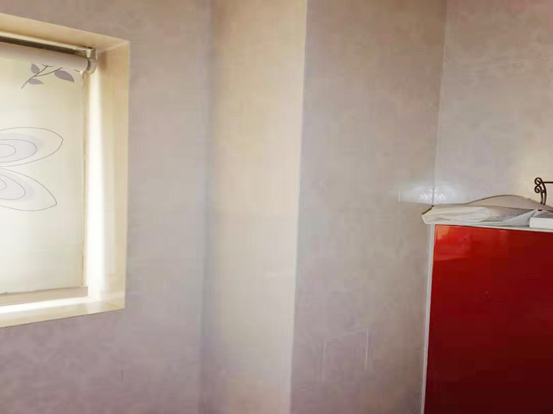 局部墻磚修補(bǔ)：若沙漿連同瓷磚一起掉落，要先在原基礎(chǔ)面上輕輕鑿些毛坑后，再拌有107膠的沙漿重新鑲貼，在基礎(chǔ)面上刷一層后將脫落的瓷磚壓上去，直至沙漿硬化。需要注意的是，若瓷磚僅是局部脫落，千萬不可用力敲打基礎(chǔ)面上的沙漿，以防震松周圍原本牢固的瓷磚。 舊瓷磚仍然完好，只不過與其他飾面交接處脫開，修補(bǔ)時(shí)可以先將接縫處砂灰剔除干凈，然后注入環(huán)氧樹脂膠粘劑(萬能膠)，干后再在接縫處用防水柔性嵌縫材料(如玻璃膠)進(jìn)行嵌補(bǔ)。 若沙漿未松動(dòng)，只是瓷磚脫落，可以先把瓷磚背面和四周粘附的砂漿刮凈，再用107膠摻入少許水泥攪成糊狀，在瓷磚背面均勻地涂上薄薄的一層，稍后壓緊瓷磚就會(huì)粘牢了。