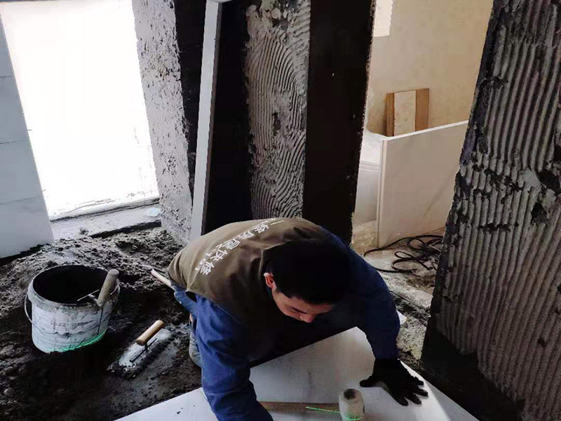 衛(wèi)生間裝修:衛(wèi)生間的整體設(shè)計(jì)，必須要結(jié)合水路與電路的安全性等基本的條件，這其中水電路改造，防水工程的施工，這就是幾個(gè)必須要考慮的基礎(chǔ)工程。而先進(jìn)行水電路改造，必須要考慮安全實(shí)用的標(biāo)準(zhǔn)，接下來(lái)就是做防水，衛(wèi)生間裝修步驟的基礎(chǔ)工程，要求高端才是足夠。 衛(wèi)生間的基礎(chǔ)工程完成之后，就要考慮主體工程，那就是墻地磚與吊頂，這些主體工程建設(shè)的過(guò)程中，可以是整體設(shè)計(jì)的亮點(diǎn)，也是土建主體的嚴(yán)謹(jǐn)性的標(biāo)準(zhǔn)。衛(wèi)生間裝修步驟主體工程墻地面與吊頂，有了基礎(chǔ)，主體施工開始，必須要講究嚴(yán)謹(jǐn)?shù)牧鞒蹋拍苄Ч谩? /></p> </div>
        
      </div>
      
     
      
      <div   id=