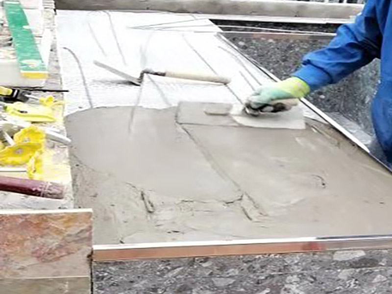 露臺磚砌櫥柜：櫥柜的水電定位時，先劃分功能區(qū)：洗菜盆區(qū)、灶臺區(qū)、切菜區(qū)、電器區(qū)，把這些區(qū)域的具體尺寸畫在墻面上，安排好進(jìn)水管、排水管和各種插座的準(zhǔn)確位置。 磚砌櫥柜制作的時候先做櫥柜的圍角，可以根據(jù)自己的喜好選擇不同顏色的瓷磚來實現(xiàn)。圍角完成以后的重要工作就是用水泥和砂漿將櫥柜的底部填實，上面鋪瓷磚。同時，瓷磚豎隔板的位置按照櫥柜圖紙進(jìn)行預(yù)留。 磚砌櫥柜制作好之后，我們可以根據(jù)自己喜歡的風(fēng)格選擇不同材質(zhì)的石材臺面和門板，完全不影響美觀，同時對于櫥柜內(nèi)部我們均采用不銹鋼條進(jìn)行收邊，既美觀又好打掃衛(wèi)生。