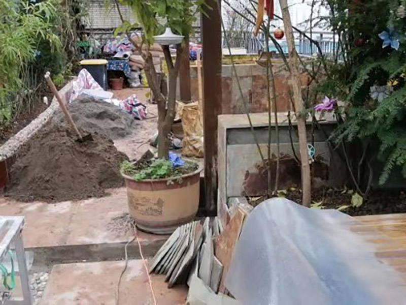 露臺磚砌櫥柜：櫥柜的水電定位時，先劃分功能區(qū)：洗菜盆區(qū)、灶臺區(qū)、切菜區(qū)、電器區(qū)，把這些區(qū)域的具體尺寸畫在墻面上，安排好進(jìn)水管、排水管和各種插座的準(zhǔn)確位置。 磚砌櫥柜制作的時候先做櫥柜的圍角，可以根據(jù)自己的喜好選擇不同顏色的瓷磚來實現(xiàn)。圍角完成以后的重要工作就是用水泥和砂漿將櫥柜的底部填實，上面鋪瓷磚。同時，瓷磚豎隔板的位置按照櫥柜圖紙進(jìn)行預(yù)留。 磚砌櫥柜制作好之后，我們可以根據(jù)自己喜歡的風(fēng)格選擇不同材質(zhì)的石材臺面和門板，完全不影響美觀，同時對于櫥柜內(nèi)部我們均采用不銹鋼條進(jìn)行收邊，既美觀又好打掃衛(wèi)生。